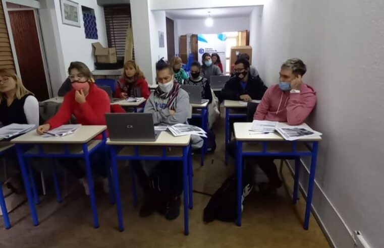 La Plata: Dictan clases de alfabetización digital en la sede central de CEPBA