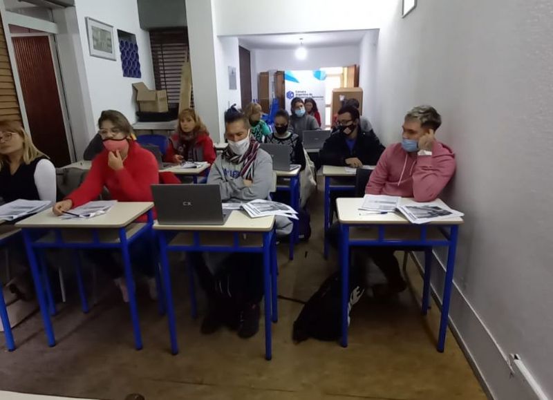 La Plata: Dictan clases de alfabetización digital en la sede central de CEPBA