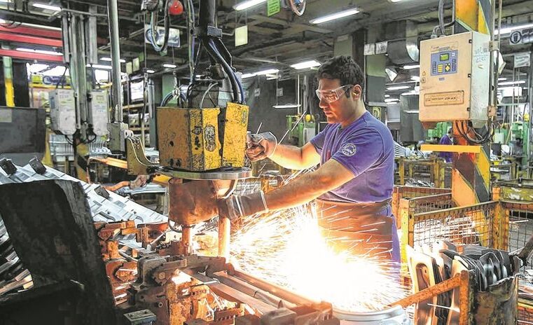 La producción industrial cayó levemente en julio según la UIA