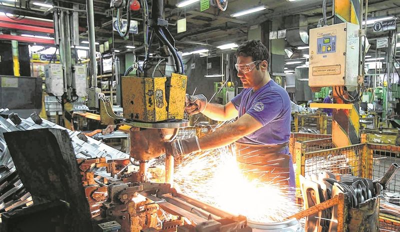 La producción industrial cayó levemente en julio según la UIA