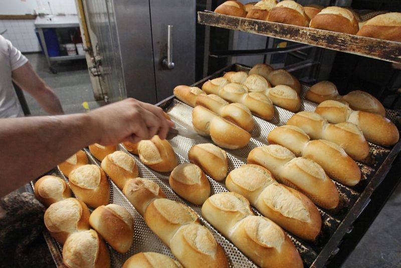 Cerraron 1700 panaderías en el país y panaderos reclamaron en Merlo con un «panazo»