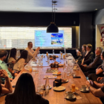 Nace ARTEFACTA: la nueva feria que conectará al mobiliario y al diseño con el comercio en Buenos Aires desayuno-prensa-ARTEFACTA-e1763396505512